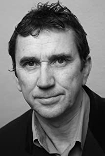 How tall is Phil Daniels?